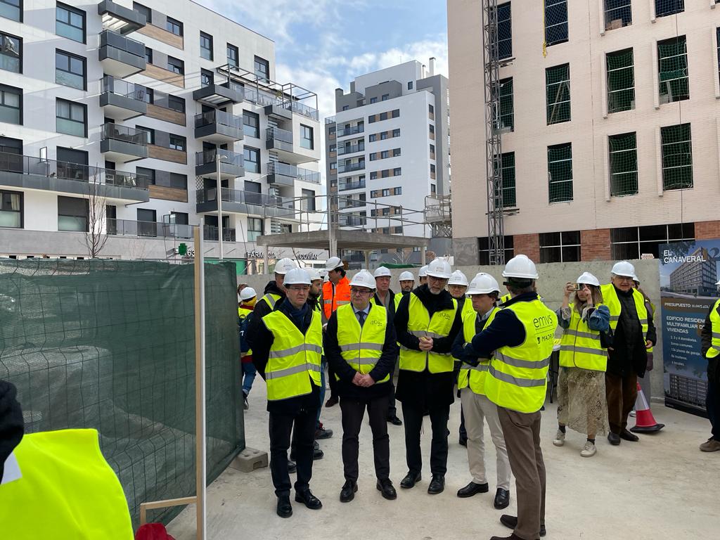 MCasariegoCor's tweet photo. El Ayuntamiento destinará 1.000 viviendas en #ElCañaveral para #alquiler asequible a #jóvenes. Como  concejal de @jmdvicalvaro he acompañado a  @AlmeidaPP_ y al concejal delegado de Vivienda @AlvaroGLopez en su visita a una de las promociones #EMVS ya  muy  avanzadas  😀😀 https://t.co/ZD18r01FQL