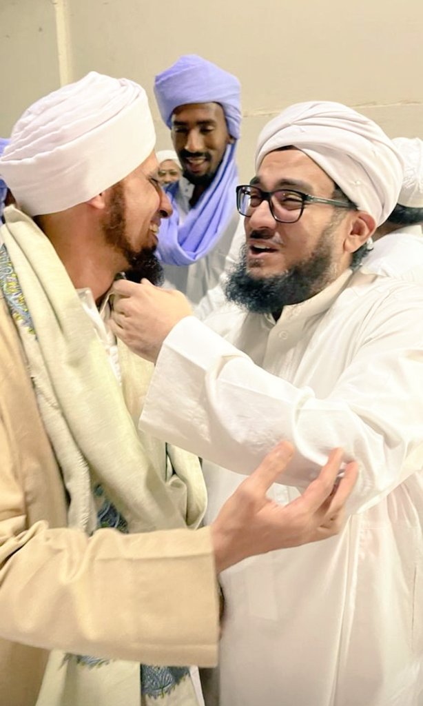 Toheeddddd's tweet photo. Shaykh Habib Muhammad al-Aydrus meeting Shaykh Sayyid Ahmad bin Muhammad bin Alawi al-Maliki in Makkah al-Mukarramah. https://t.co/FMqN905tRa