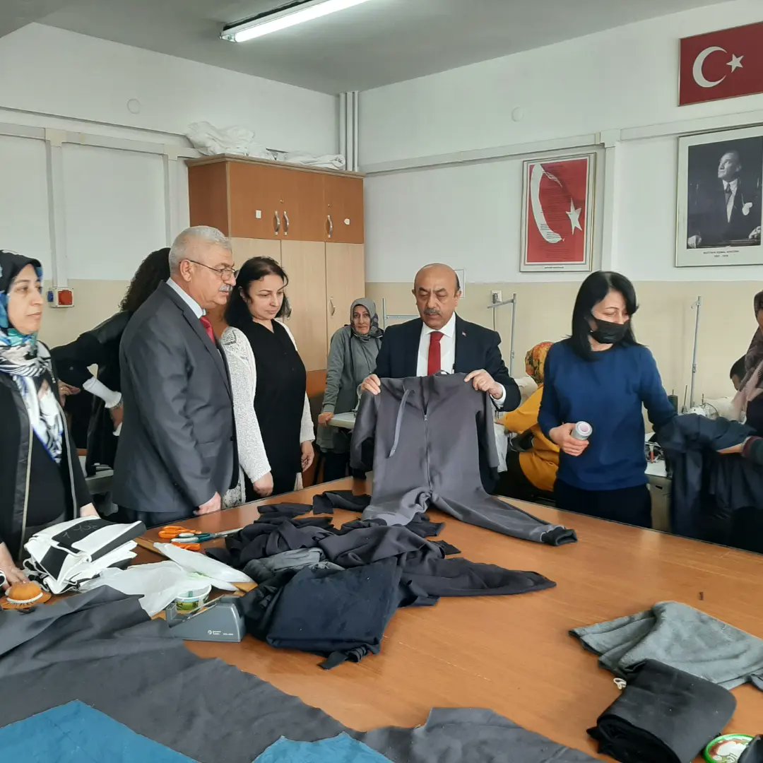 aksarayhem68's tweet photo. Depremde zarar gören kardeşlerimiz  için eğitici ve  kursiyerlerimiz tulum,eşofman vs üretiyorlar.İl Milli Eğitim Müdürümüz Sn Hacı Ömer KARTAL kurumumuzu ziyaret ederek,çalısmalarla ilgili bilgi aldı ve çalışanlarımıza emeklerinden dolayı teşekkür etti.
@hmzaydg
@haciomerkartal https://t.co/UVXi5bLTpR