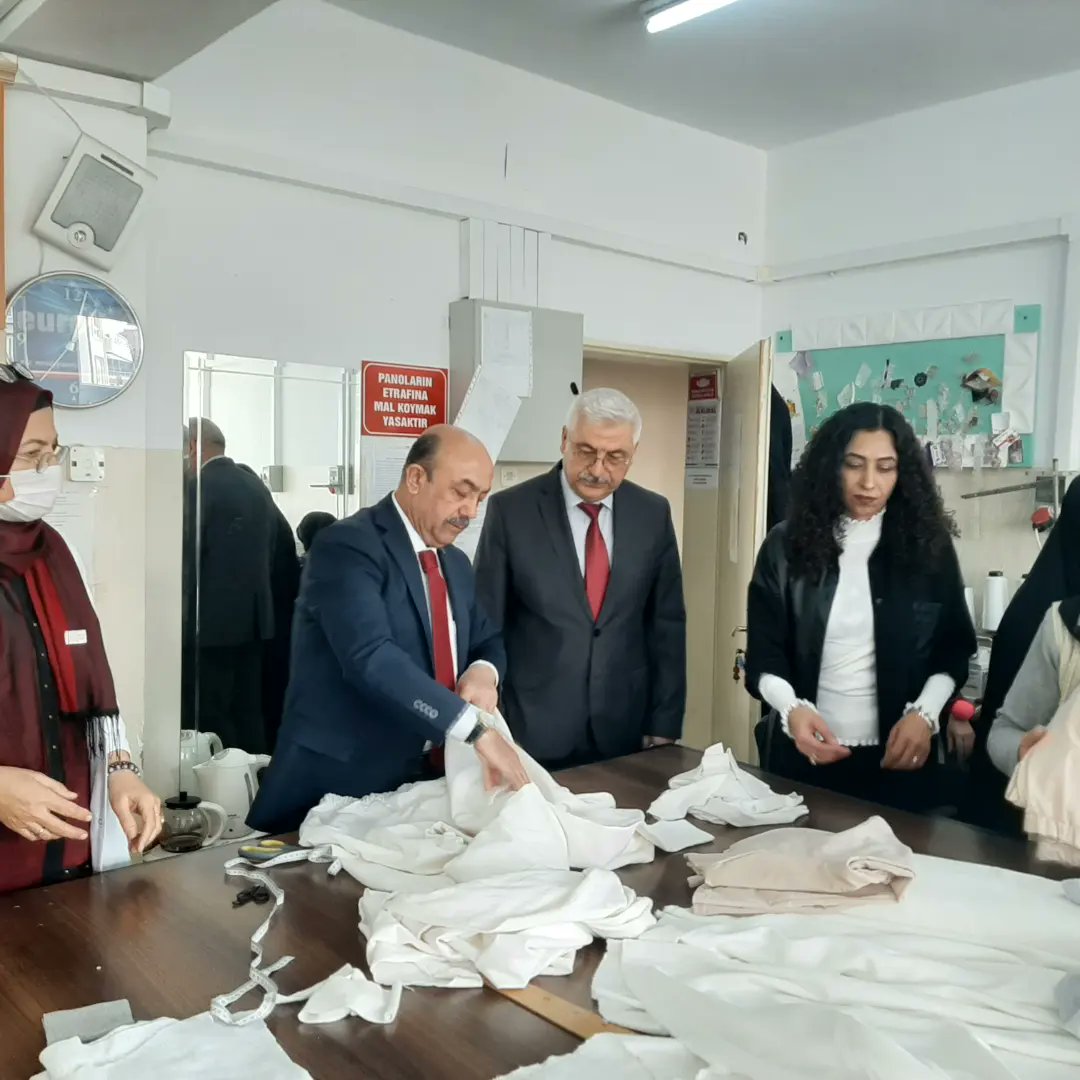 aksarayhem68's tweet photo. Depremde zarar gören kardeşlerimiz  için eğitici ve  kursiyerlerimiz tulum,eşofman vs üretiyorlar.İl Milli Eğitim Müdürümüz Sn Hacı Ömer KARTAL kurumumuzu ziyaret ederek,çalısmalarla ilgili bilgi aldı ve çalışanlarımıza emeklerinden dolayı teşekkür etti.
@hmzaydg
@haciomerkartal https://t.co/UVXi5bLTpR