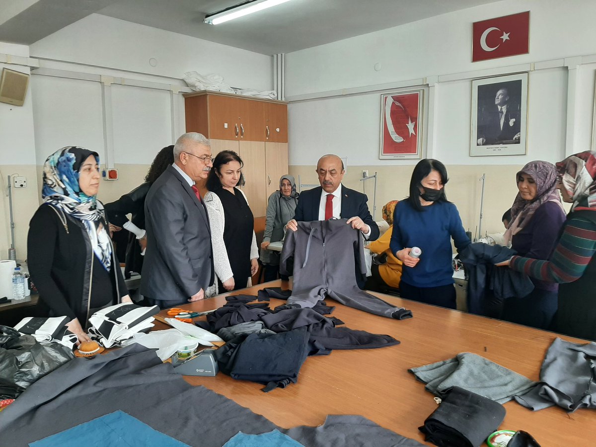 aksarayhem68's tweet photo. Depremde zarar gören kardeşlerimiz  için eğitici ve  kursiyerlerimiz tulum,eşofman vs üretiyorlar.İl Milli Eğitim Müdürümüz Sn Hacı Ömer KARTAL kurumumuzu ziyaret ederek,çalısmalarla ilgili bilgi aldı ve çalışanlarımıza emeklerinden dolayı teşekkür etti.
@hmzaydg
@haciomerkartal https://t.co/UVXi5bLTpR