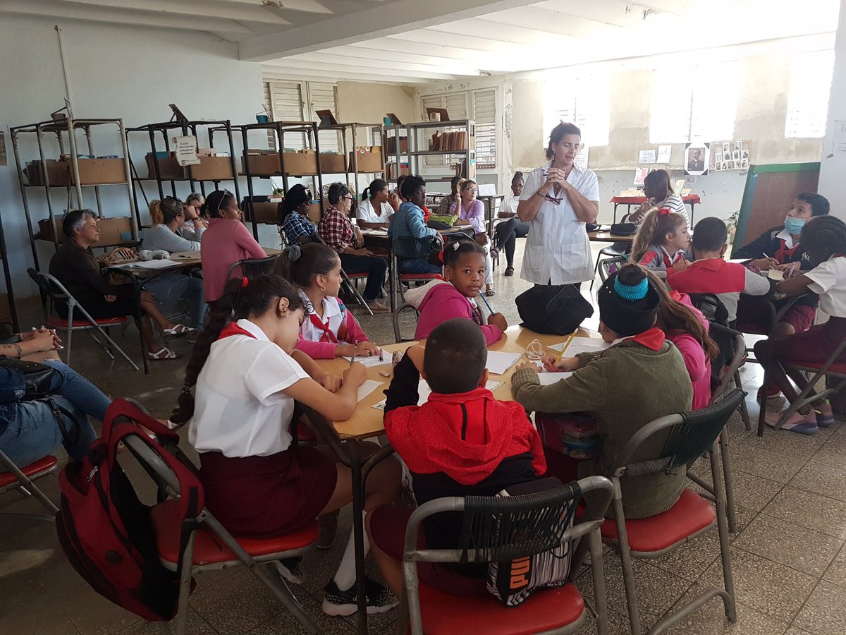 ComunicDMEColon's tweet photo. En #ColonEnVictoria se desarrolla la capacitación de pioneros como promotores de salud dentro de las escuelas, ellos son capaces de multiplicarse en variados escenarios: la escuela, el hogar, la comunidad donde viven y ocupar un lugar especial @comunicadoramtz @SuselyMorfaG https://t.co/2gR0K0t0Qk