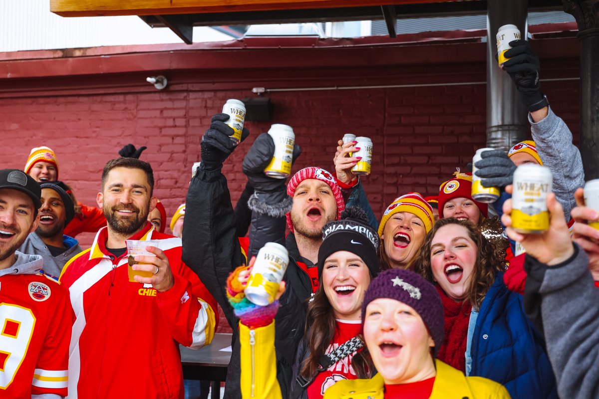 Boulevard_Beer's tweet photo. Hey, @creed_humphrey! Look who came out to celebrate the @chiefs win today. Cheers to #WheatsonCreed 🍻 https://t.co/1jiPb7xmcS