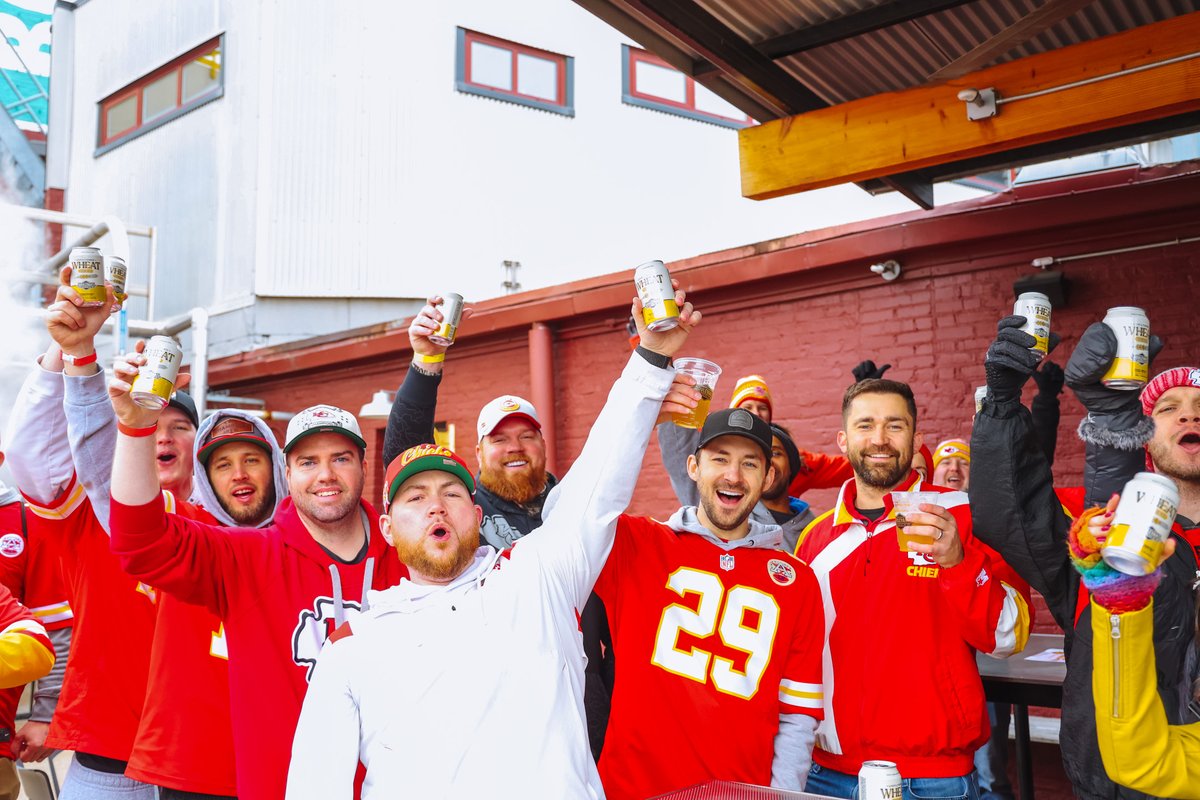 Boulevard_Beer's tweet photo. Hey, @creed_humphrey! Look who came out to celebrate the @chiefs win today. Cheers to #WheatsonCreed 🍻 https://t.co/1jiPb7xmcS