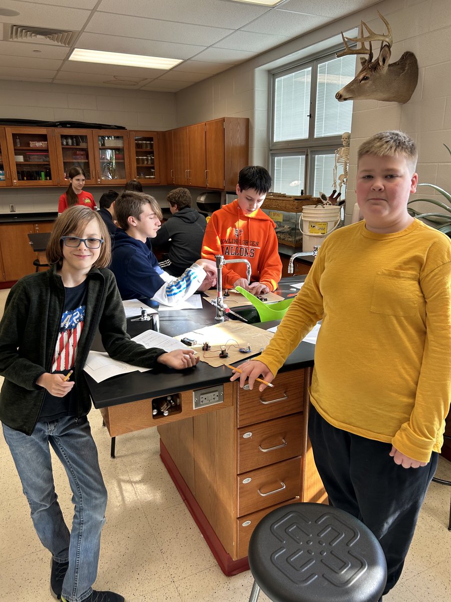Bright ideas 💡 in science class! ⁦<a href="/ERadabaughBGCS/">Eric Radabaugh</a>⁩