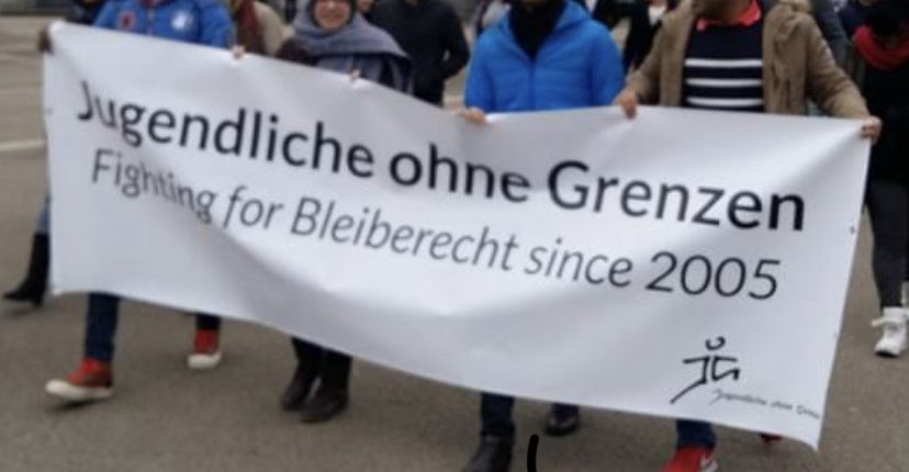 Frau Fahrat D. aus #Pakistan sitzt zurzeit mit 4Kinder in Abschiebehaft in #BER. Sie weint und durch wegen der Sammelabschiebung nach Pakistan.
Wir versuchen mit einer Rechtsanwältin sie und ihre Kinder von Abschiebung stoppen.

#Bleiberechtfüralle