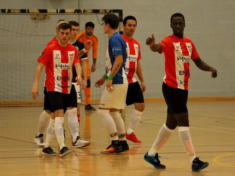entorno5x5's tweet photo. 🆕 CURIOSIDADES 🤔

🏴󠁧󠁢󠁥󠁮󠁧󠁿🇬🇧 @YorkFutsal (1ª @FA_NFS)

🥅 @jonyweng 🇮🇨🇪🇦
⚽ @JimbowwT 🇸🇳🇪🇦
⚽ @ramiro__monge 🇪🇦
⚽ #AlejandroBenitez 🇪🇦

🗞️ Solo faltaría un jugador ⚽ para completar el quinteto español en Inglaterra 🏴󠁧󠁢󠁥󠁮󠁧󠁿...

#York #Inglaterra #Espana #Futsal #5x5 https://t.co/KaeiITKKC0