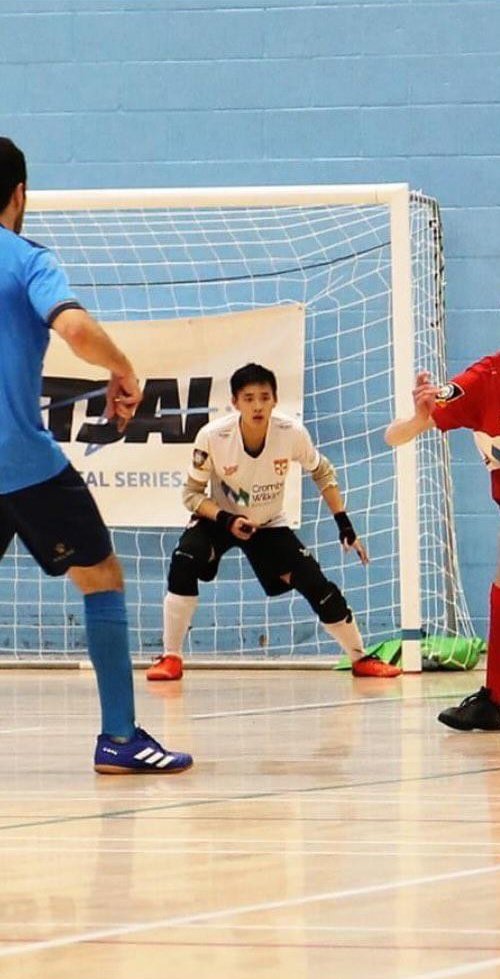 entorno5x5's tweet photo. 🆕 CURIOSIDADES 🤔

🏴󠁧󠁢󠁥󠁮󠁧󠁿🇬🇧 @YorkFutsal (1ª @FA_NFS)

🥅 @jonyweng 🇮🇨🇪🇦
⚽ @JimbowwT 🇸🇳🇪🇦
⚽ @ramiro__monge 🇪🇦
⚽ #AlejandroBenitez 🇪🇦

🗞️ Solo faltaría un jugador ⚽ para completar el quinteto español en Inglaterra 🏴󠁧󠁢󠁥󠁮󠁧󠁿...

#York #Inglaterra #Espana #Futsal #5x5 https://t.co/KaeiITKKC0