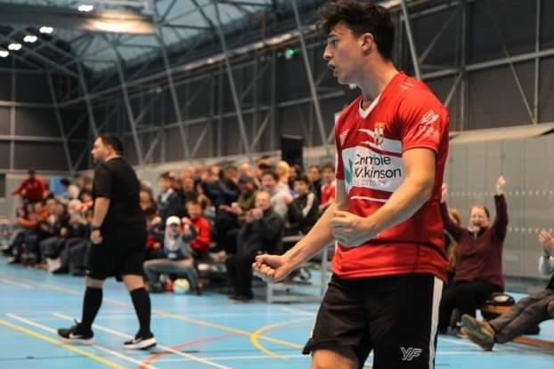 entorno5x5's tweet photo. 🆕 CURIOSIDADES 🤔

🏴󠁧󠁢󠁥󠁮󠁧󠁿🇬🇧 @YorkFutsal (1ª @FA_NFS)

🥅 @jonyweng 🇮🇨🇪🇦
⚽ @JimbowwT 🇸🇳🇪🇦
⚽ @ramiro__monge 🇪🇦
⚽ #AlejandroBenitez 🇪🇦

🗞️ Solo faltaría un jugador ⚽ para completar el quinteto español en Inglaterra 🏴󠁧󠁢󠁥󠁮󠁧󠁿...

#York #Inglaterra #Espana #Futsal #5x5 https://t.co/KaeiITKKC0