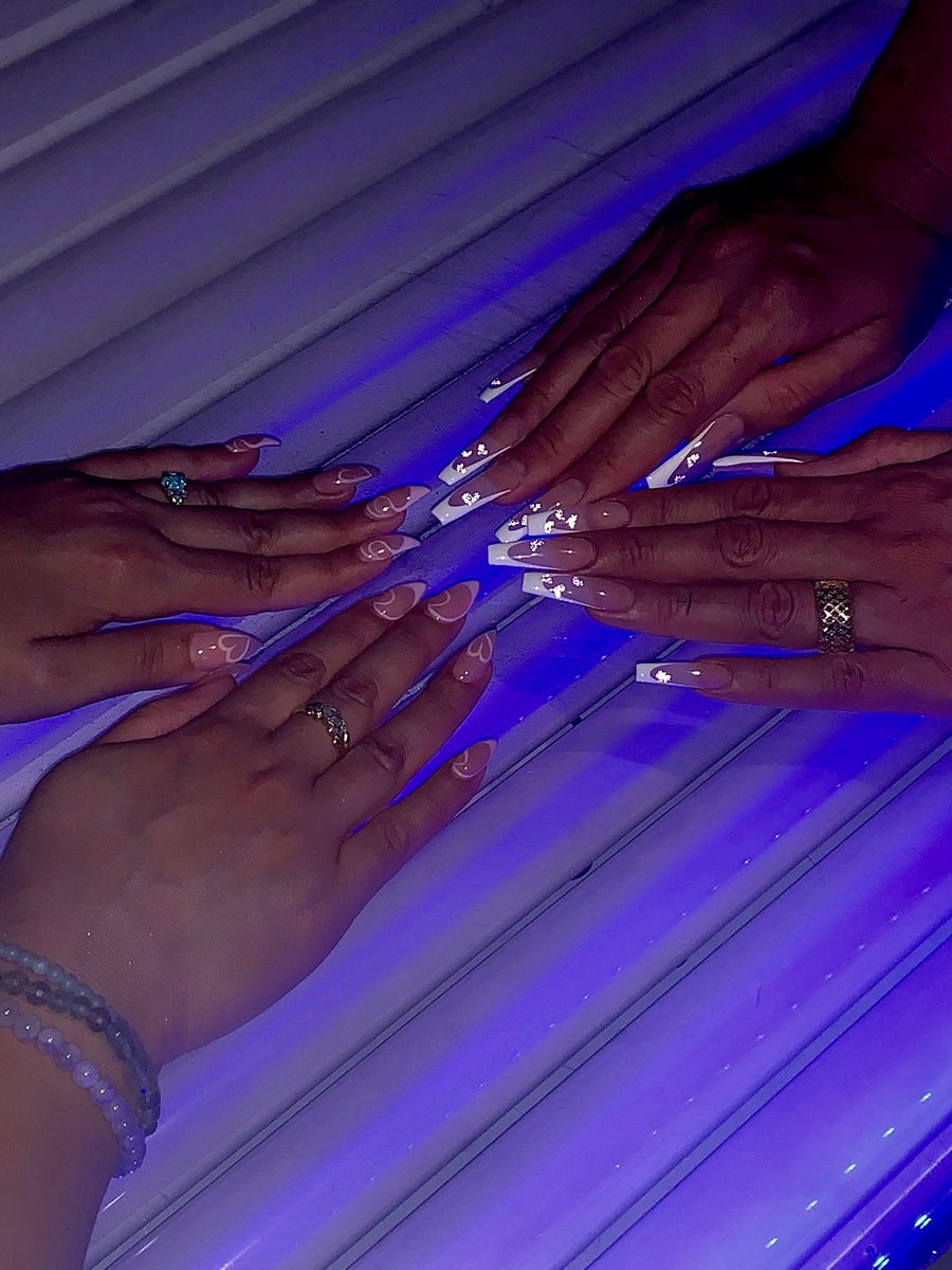 Tans and Nails go hand and hand💅🏽
.
Tans from @tanlicioustanandlaserclinic 
Nails from @blingnails.to 
.
#Tanning #uvTan #sunbedtan #tanningtings #tanandnails #tanningsalon #tanninglife #goforatan