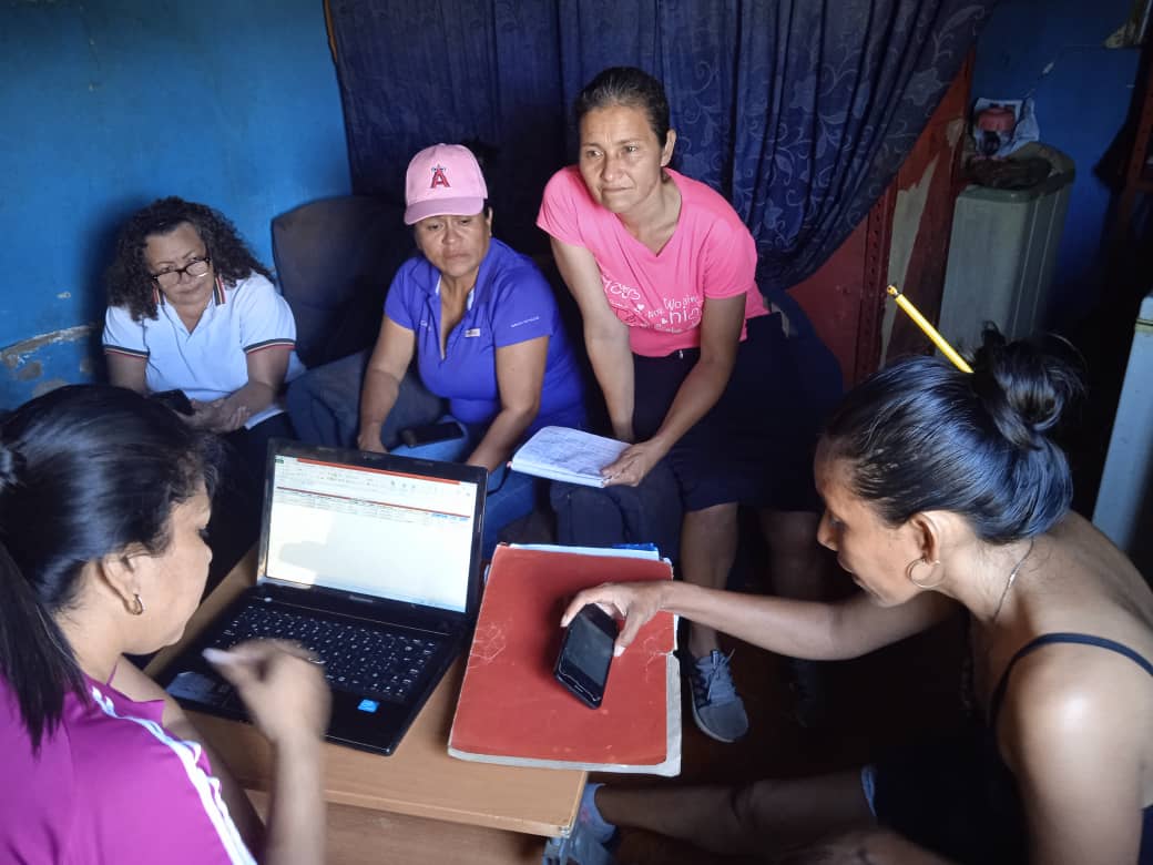 MinAlimenVen's tweet photo. #Anzoátegui | En el municipio Carvajal, sector 1ro. de Mayo líderes y las lideresas de la estructura #CLAP realizan escaneo de los Carnet de la Patria y verificación de cargas familiar, garantizando el control y seguimiento de la distribución de alimentos en sistema #CeasPatria https://t.co/PQOIlNK9ec