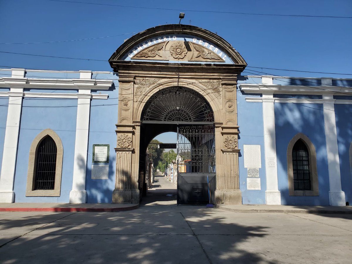 stereo100xela's tweet photo. 🔴 JAURÍA ATACA A NIÑO EN XELA | Una jauría de perros ataca a un niño, de 10 años, en el Cementerio General, zona 1 de #Quetzaltenango. El menor de edad fue trasladado por familiares a un centro asistencial, porque fue mordido en una pierna. 

Vía @Henry__Popa

#Stereo100Noticias https://t.co/9wEWVSgD9K