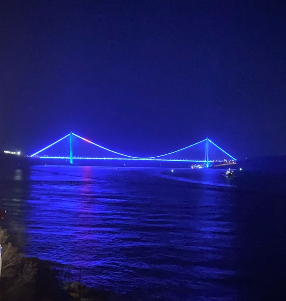 Angelman_TR's tweet photo. 15 Şubat Uluslararası Angelman Sendromu Farkındalık Günü kapsamında Yavuz Sultan Selim Köprüsünde mavi ışık uygulaması için @KarayollariGM ve @YSSKopruOtoyol 'a  teşekkür ediyoruz.

#angelmansendromu 

#angelmansyndrome https://t.co/KkNkQpiTuY