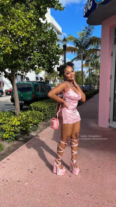 she wanna be me so she do my emotes ʚ💓ɞ https://t.co/M4MrjXlIGT