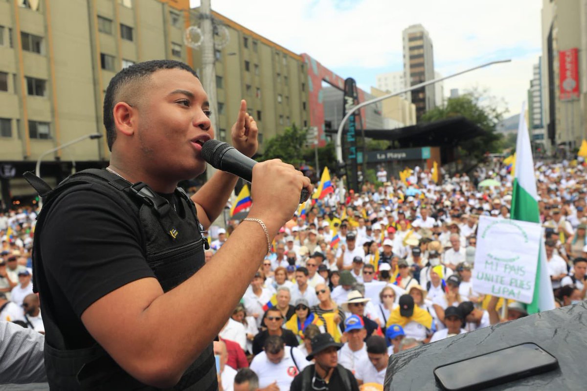 Alejoberme0's tweet photo. Gustavo Petro está montando en Colombia un segundo Caguán. El máximo líder de la oposición @MiguelPoloP tiene que ponerse chaleco antibalas porque hoy las FARC y ELN “patrullan” el país. https://t.co/d7rJautnEL