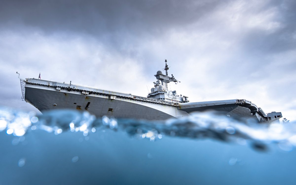 MagazineBlind's tweet photo. Ewan Lebourdais (@ewan_foto) has immortalized the nuclear submarines at l’Île Longue, the aircraft carrier Charles de Gaulle, the Queen Mary 2, the frigate Hermione… 

➡️ https://t.co/a3z759Dpzu https://t.co/1qWgCsFJUS