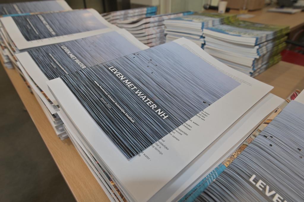 Het debat geopend met de overhandiging van ‘leven met water NH’ aan Cees Loggen 
<a href="/ceesloggen/">Cees Loggen</a>  #levenmetwater