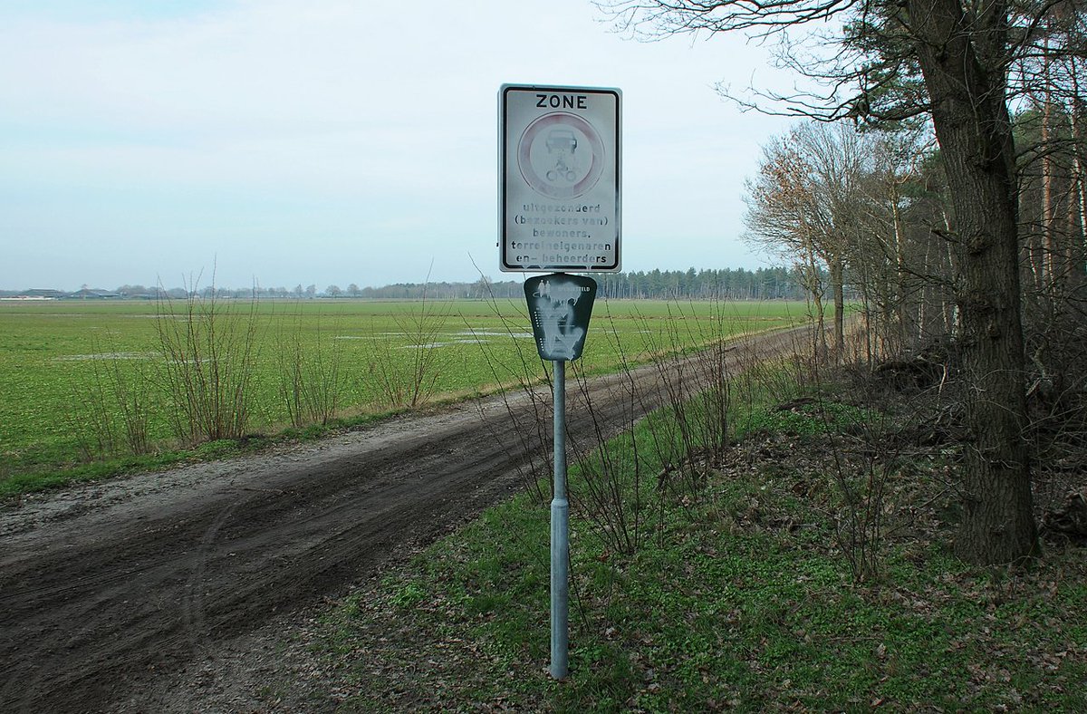 Niet iedereen is het eens met de verordening.
"Zone: verboden voor gemotoriseerd verkeer"

Wie zou de borden toch met verf bespoten hebben. Wellicht die de toegang ontzegt zijn?

<a href="/BoswachterFrans/">Frans Kapteijns</a> @Brab_Landschap <a href="/gem_Oirschot/">Gemeente Oirschot</a>