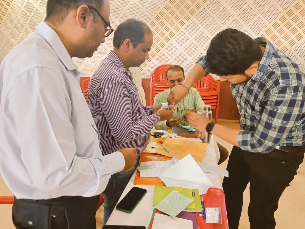 MSDEEDIISERPune's tweet photo. #MS_DEED Level 1 workshop @MSFDA_Official @IISERPune @ YCIS Satara @rayatofficial
#UG_teachers
#peer_learning 
#inquiry_based @NEP2020
We discussed/debated various dimensions of 'learners' by 'becoming one'_Apparent chaos is beginning of creativity @vinayaknipun @Hari_Chakrapani https://t.co/K97zl507lK