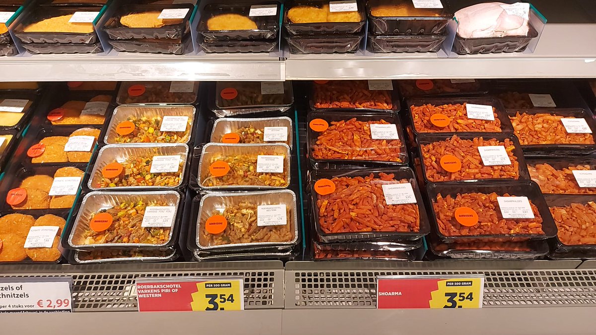 SlagerijvGuilik's tweet photo. Heerlijke aanbiedingen bij onze slagerijen in Boni Zwolle, Hattem en Loosdrecht! 
- Kipdijenfilet, naturel of gekruid, 500 gram voor € 3,99!
- Roerbakschotels of shoarmavlees, 450 gram voor € 3,19!
- Verse worst of saucijzen, 400 gram voor € 2,59! https://t.co/IBttQwhw4F