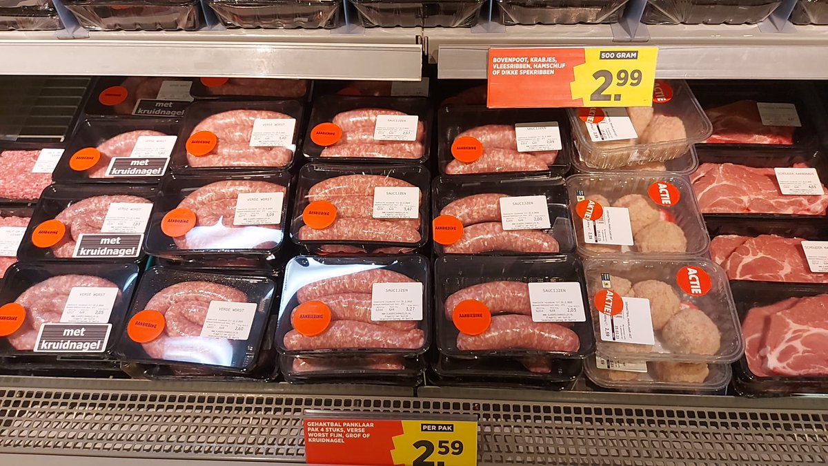 SlagerijvGuilik's tweet photo. Heerlijke aanbiedingen bij onze slagerijen in Boni Zwolle, Hattem en Loosdrecht! 
- Kipdijenfilet, naturel of gekruid, 500 gram voor € 3,99!
- Roerbakschotels of shoarmavlees, 450 gram voor € 3,19!
- Verse worst of saucijzen, 400 gram voor € 2,59! https://t.co/IBttQwhw4F