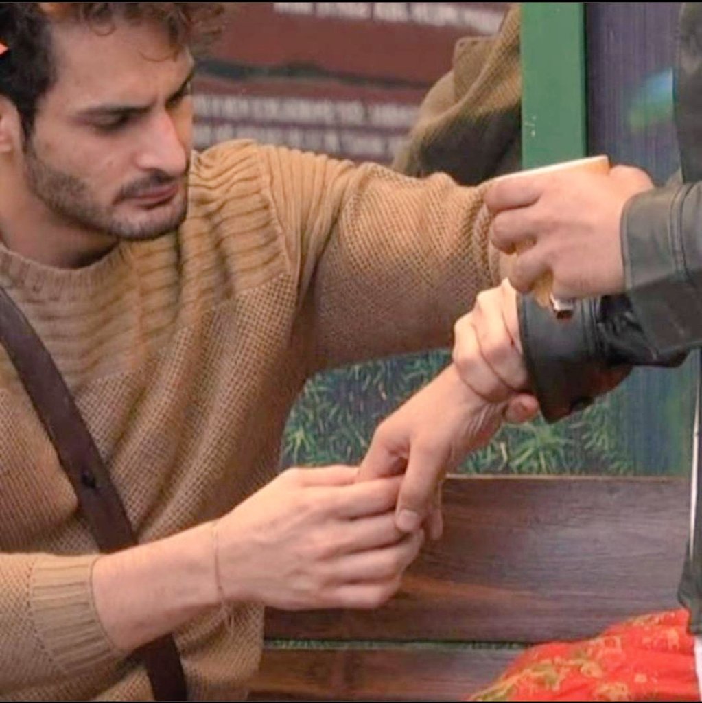 TeamUmarRiaz's tweet photo. Umar Riaz always stood by Truth and he never ever thinks twice when it comes to Humanity.

This is one of the Heartrobb Quality of our champ @realumarriaz which makes us proud that we stan a gem of a person like him❣️❣️

#UmarRiaz | #UmarArmy https://t.co/i36NbCcN7O