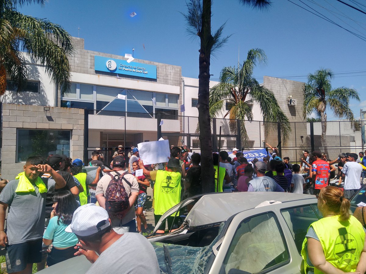 APDFApuertosOK's tweet photo. Finalizada la conciliación obligatoria de @TrabajoPBA estamos exigiendo a las autoridades de @PuertoDockSud la reincorporación del compañero despedido y el retiro del usurpador Leonardo Salom (quien hace un año cesó en su mandato) en el directorio. https://t.co/8OchJoIjmN