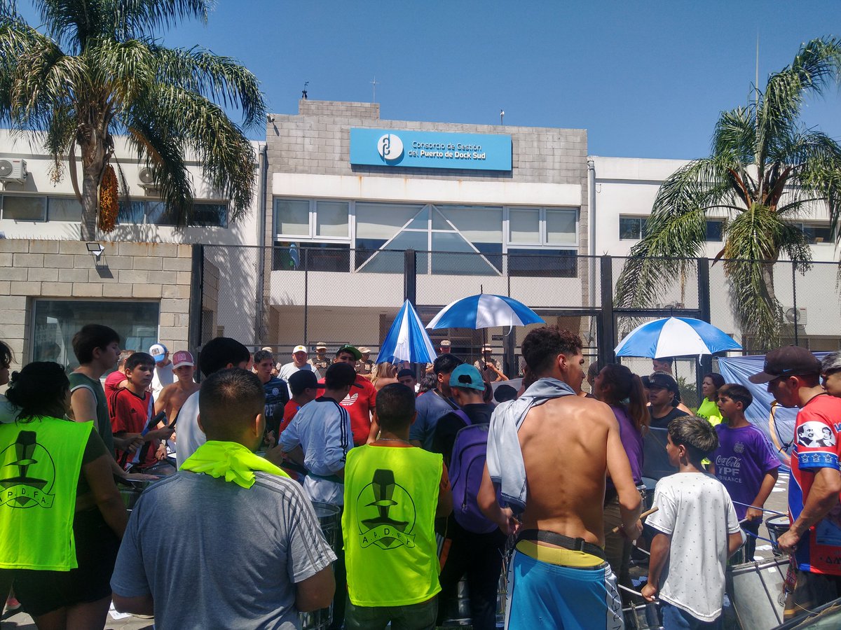 APDFApuertosOK's tweet photo. Finalizada la conciliación obligatoria de @TrabajoPBA estamos exigiendo a las autoridades de @PuertoDockSud la reincorporación del compañero despedido y el retiro del usurpador Leonardo Salom (quien hace un año cesó en su mandato) en el directorio. https://t.co/8OchJoIjmN