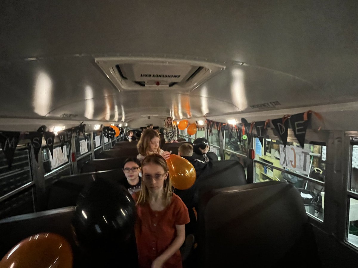 mrsroberts4b's tweet photo. Decorating the bus for the IBMS cheerleaders to head to their state competition!! Good Luck ladies! Go Tigers!! 🧡🖤 #ibtigerpride https://t.co/DUNs4xxoyc