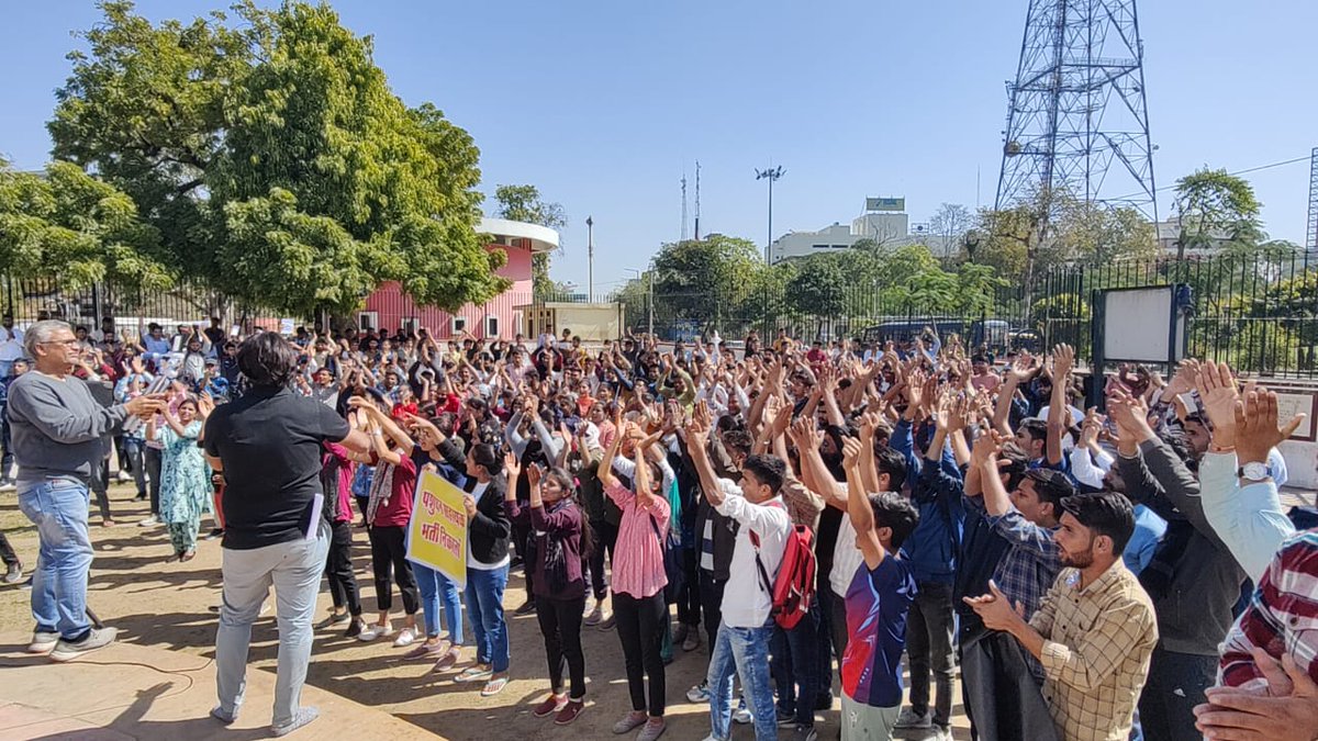 TheUpenYadav's tweet photo. सभी विभागों में रिक्त पदों पर नई भर्तियों की घोषणा करवाने,
पेपरलीक के दोषियों लिए उम्रकैद की सजा का कानून बनवाने एवं राजपासा या रासुका कानून लागू करवाने और युवा बेरोजगारों के पर लाठीचार्ज करने वाले अजमेर सिविल लाइंस थाना इंचार्ज को तुरंत निलंबित करवाने की मांग को लेकर आज जयपुर... https://t.co/t1iylAkb4G