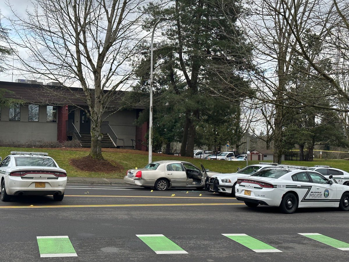 WilsonvilleHome's tweet photo. Police shooting in Wilsonville appears to have wounded 2 people; investigation underway https://t.co/hx0ofzuRmx https://t.co/jCKq4Ic4tV