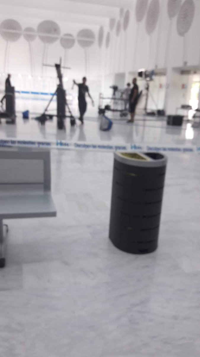 matshuphm's tweet photo. Cuando decidieron usarlo como plató para grabar el programa de Máster Chef no tenían ningún escrúpulo ni de fastidiar tanto a pacientes como a trabajadores. El que los profesionales se hagan eco de sus quejas, eso si!  Eso sí que es uso inadecuado @IdiazAyuso @eruizescudero https://t.co/vyDqFwZo8J
