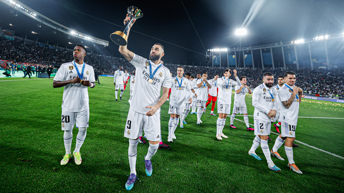 realmadriden's tweet photo. 🏆🤍 The team to present their eighth Club World Cup to the Santiago Bernabéu! https://t.co/LNyt5pmZJO