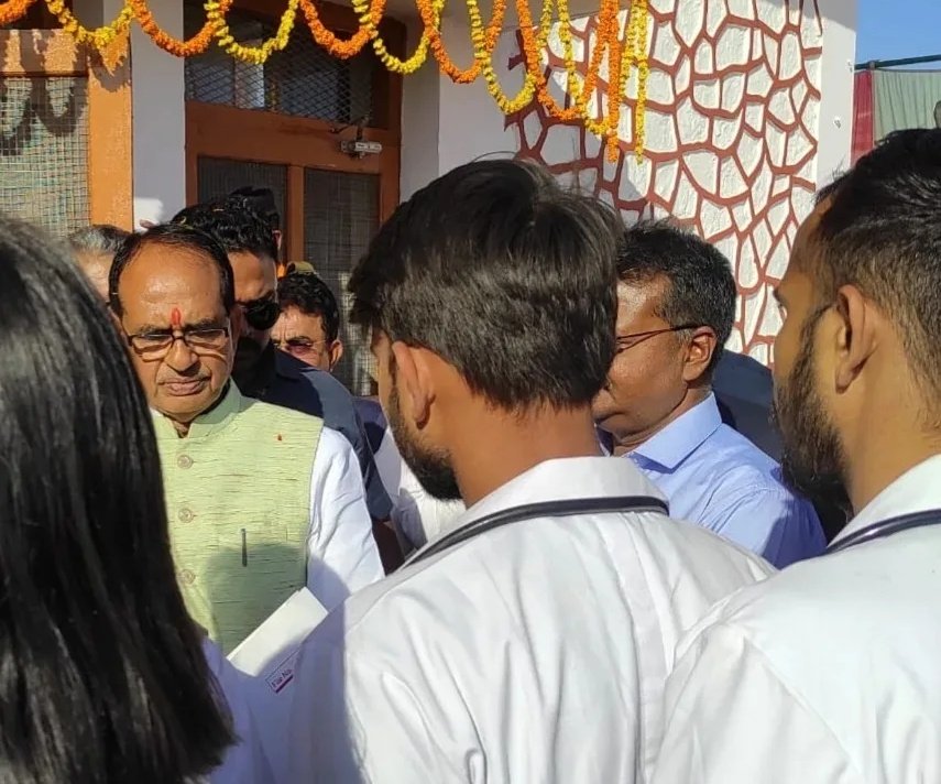 Manisha88041994's tweet photo. Memorandum submitted by the students of Rewa Veterinary College  to the respected Chief Minister @ChouhanShivraj regarding their demands.
Thank you so much respected sir @ChouhanShivraj for your positive response🙏🙏
#increaseMPvetStipend 
#increase_internship_stipend https://t.co/xZycc7pPnI