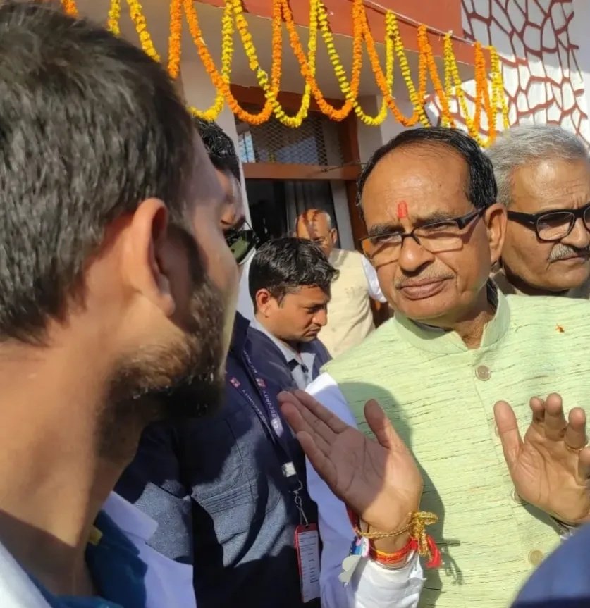 Manisha88041994's tweet photo. Memorandum submitted by the students of Rewa Veterinary College  to the respected Chief Minister @ChouhanShivraj regarding their demands.
Thank you so much respected sir @ChouhanShivraj for your positive response🙏🙏
#increaseMPvetStipend 
#increase_internship_stipend https://t.co/xZycc7pPnI