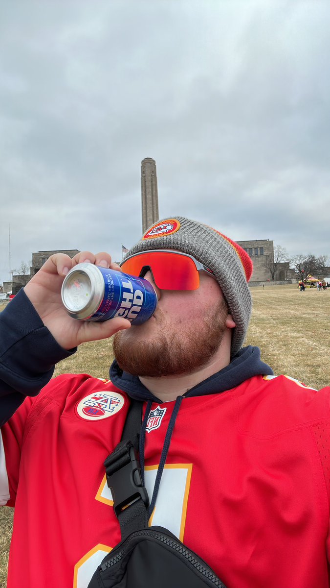 tuckerdfranklin's tweet photo. Bad day to be a Bud Light https://t.co/fVaHOcuwzP