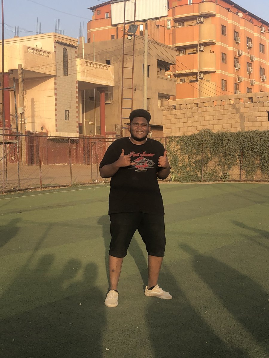 حارس تشوف فيهو تلاجه تخش 
لو رشيتو ب عطر م بجي في هدومو