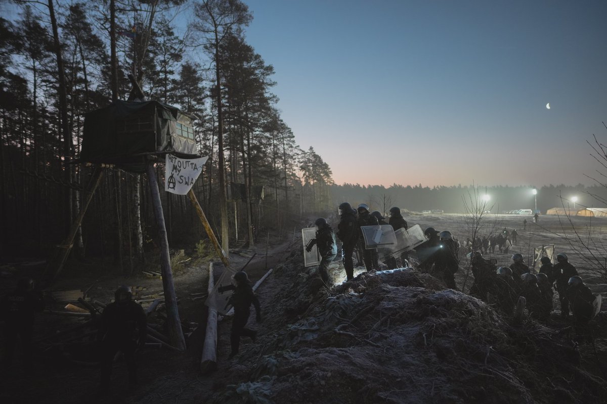 Eine Szenerie irgendwo zwischen Dystopie und Realität: 
Im Morgengrauen stürmen Hundertschaften der Polizei um 6:40 Uhr das besetzte Waldstück <a href="/heibo_bleibt/">Heibo</a> bei Ottendorf-Okrilla.
#heibo #heibo_bleibt