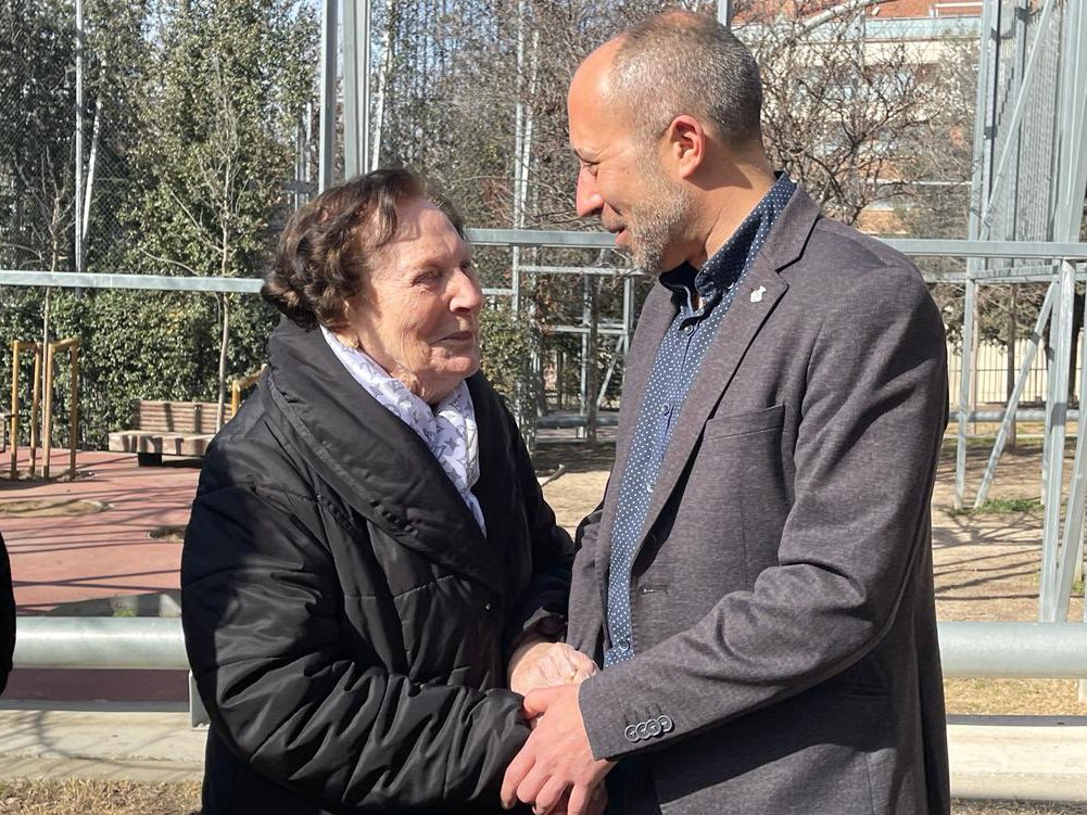 La vida d'alcalde #Manresa té moments que són un regal. Ha estat emocionant veure la satisfacció de la Teresa Roca, vídua de Josep Vila Closes. Culminarem la reforma del parc que porta el nom de l'estimat pintor i activista, i el projecte satisfà el veïnat. Ho mereixen. Un regal.