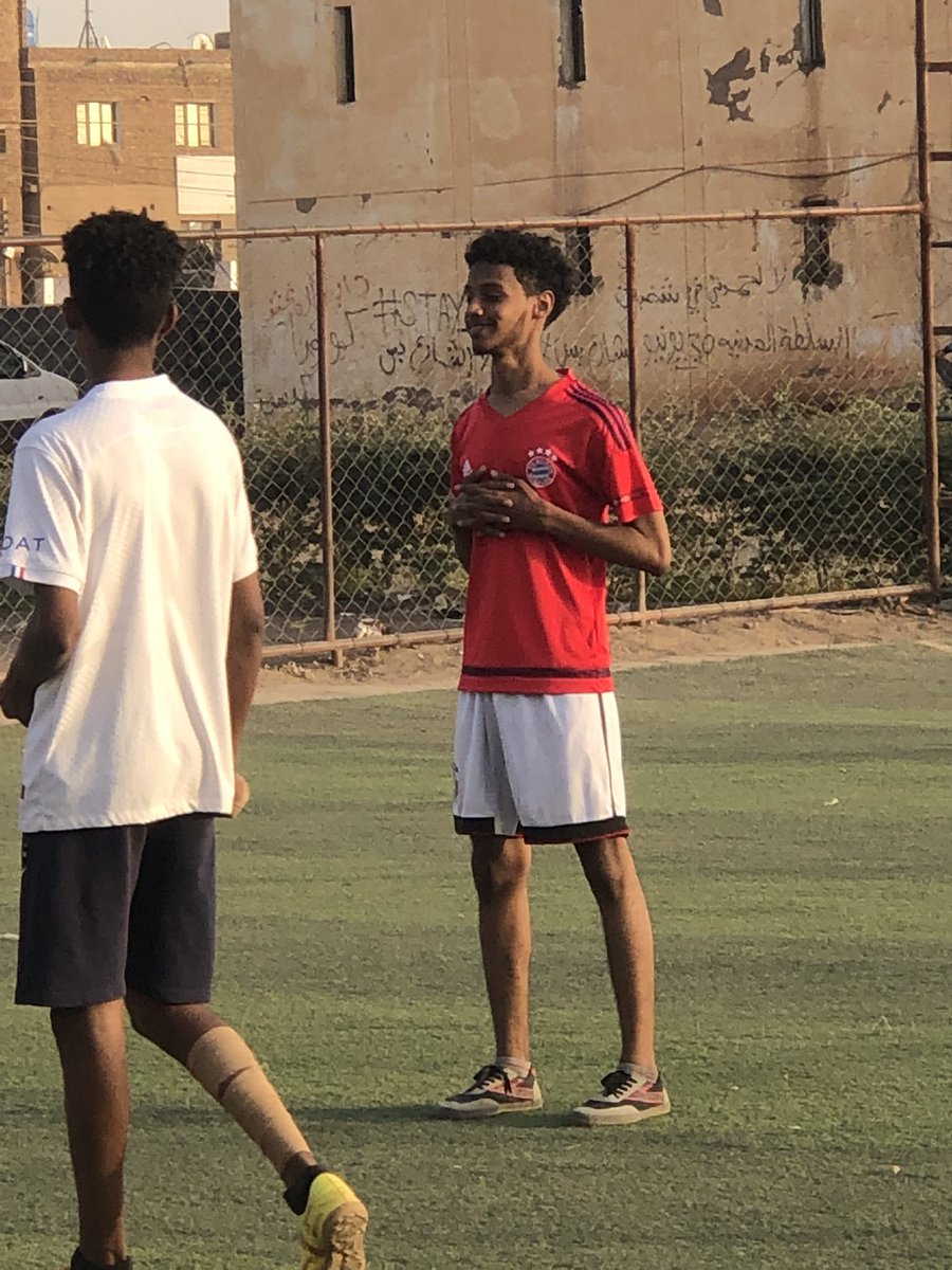 احصائيات اللاعب محمود في الشوط الاول :
لا اهداف 
لا تمريرات حاسمه 
لا حول ولا قوة الا بالله