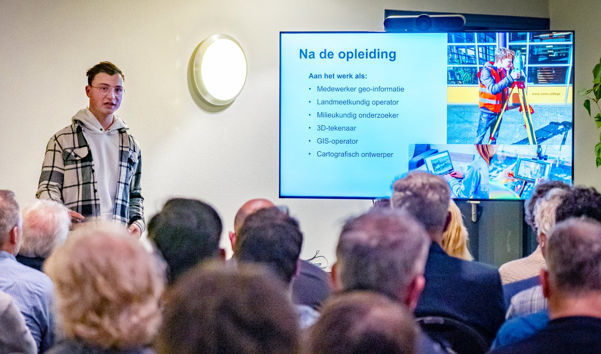 Deze week waren we gastheer voor de bijeenkomst van Geo-Informatie Nederland. Met zo'n 100 aanwezigen deelden we kennis uit over digital twins en wat daar mee mogelijk is. Dank voor alle mooie bijdragen aan Gemeente Groningen, Future Insight BV, Kavel 10, Zone.college!