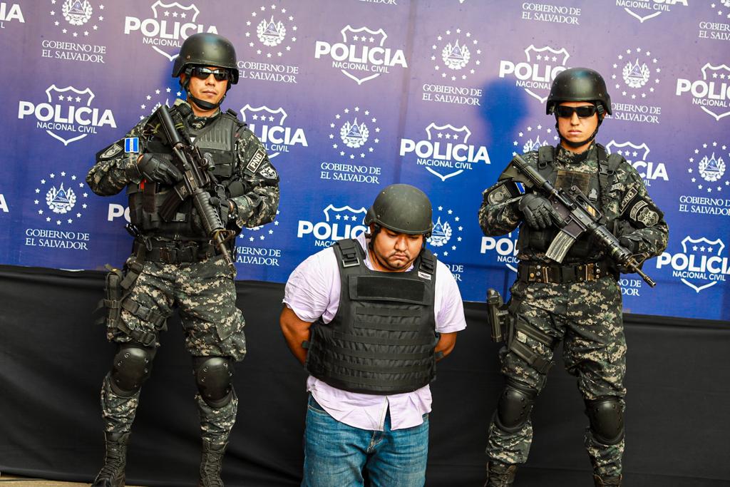 Capturamos a Carlos Gustavo Jiménez Rodríguez, responsable del asesinato del exalcalde del Puerto de La Libertad y su esposa. 

Se acabaron los tiempos de impunidad.