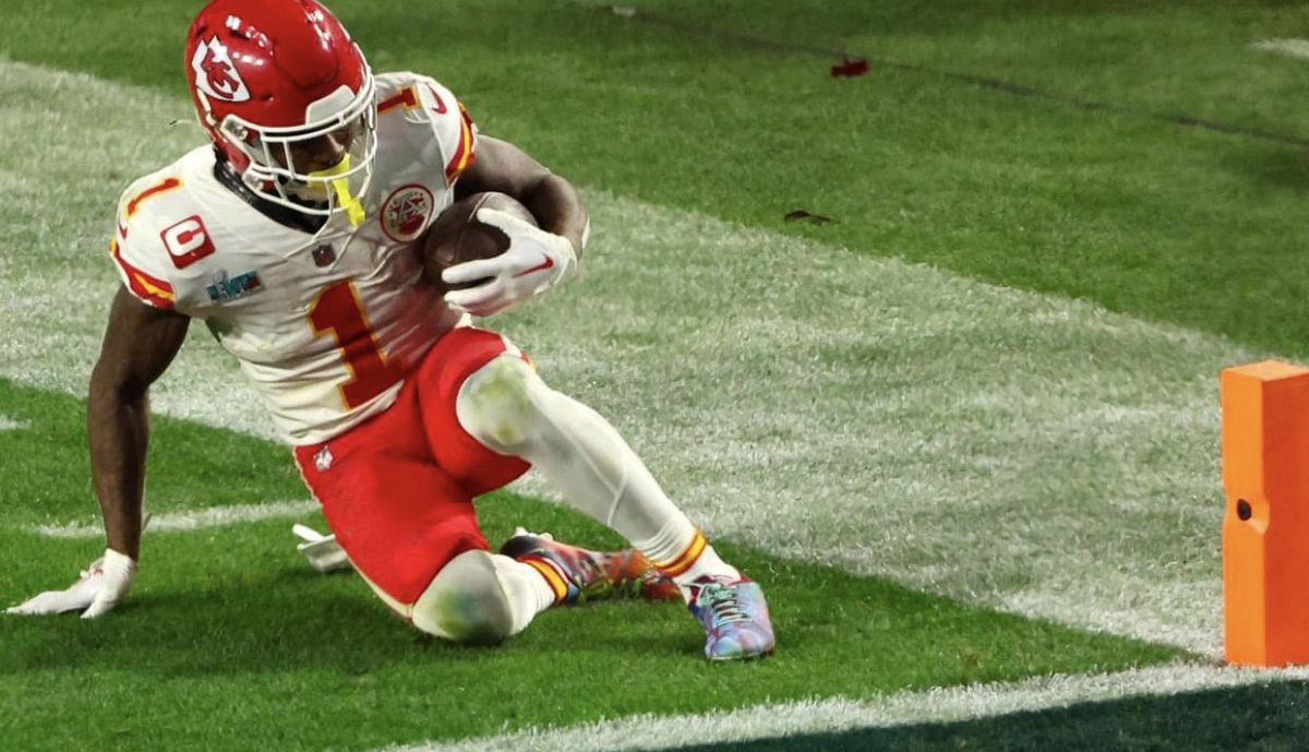 Coach Hines 🇺🇸 (@coachkurthines) on Twitter photo This picture of <a href="/JetMckinnon1/">Jerick Mckinnon</a> needs to be shown to every student athlete across the nation!
Not only does it show, tremendous football IQ, but it also shows tremendous character, and what a selfless team player looks like on the biggest stage in all of sports! This picture of <a href="/JetMckinnon1/">Jerick Mckinnon</a> needs to be shown to every student athlete across the nation!
Not only does it show, tremendous football IQ, but it also shows tremendous character, and what a selfless team player looks like on the biggest stage in all of sports!