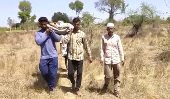 HateDetectors's tweet photo. "We would not have been able to perform the rituals. The youths had helped my grandmother earlier too, & I thank them for it”.
#IsrarPasha, a resident of #AhamedNagar said, “#Nanjamma belonged to the #Kuruba community. None of her relatives come forward to conduct the last rites https://t.co/eFkIHaa234