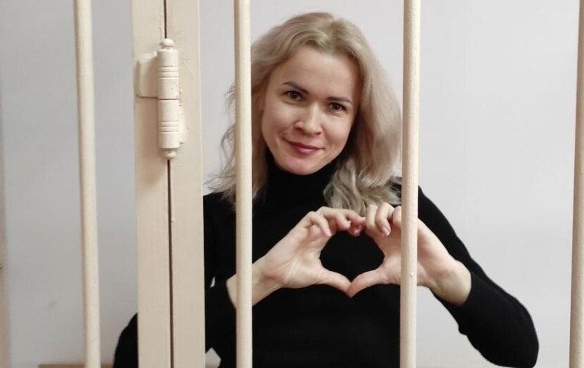 📢 #Russie🇷🇺 Maria Ponomarenko, journaliste à @smirusnews écope de 6 ans de prison et 5 ans d'interdiction d'exercer son métier pour 'fausses informations sur l'armée'. Elle avait simplement évoqué le bombardement du théâtre de Marioupol en Ukraine sur une chaîne Telegram...