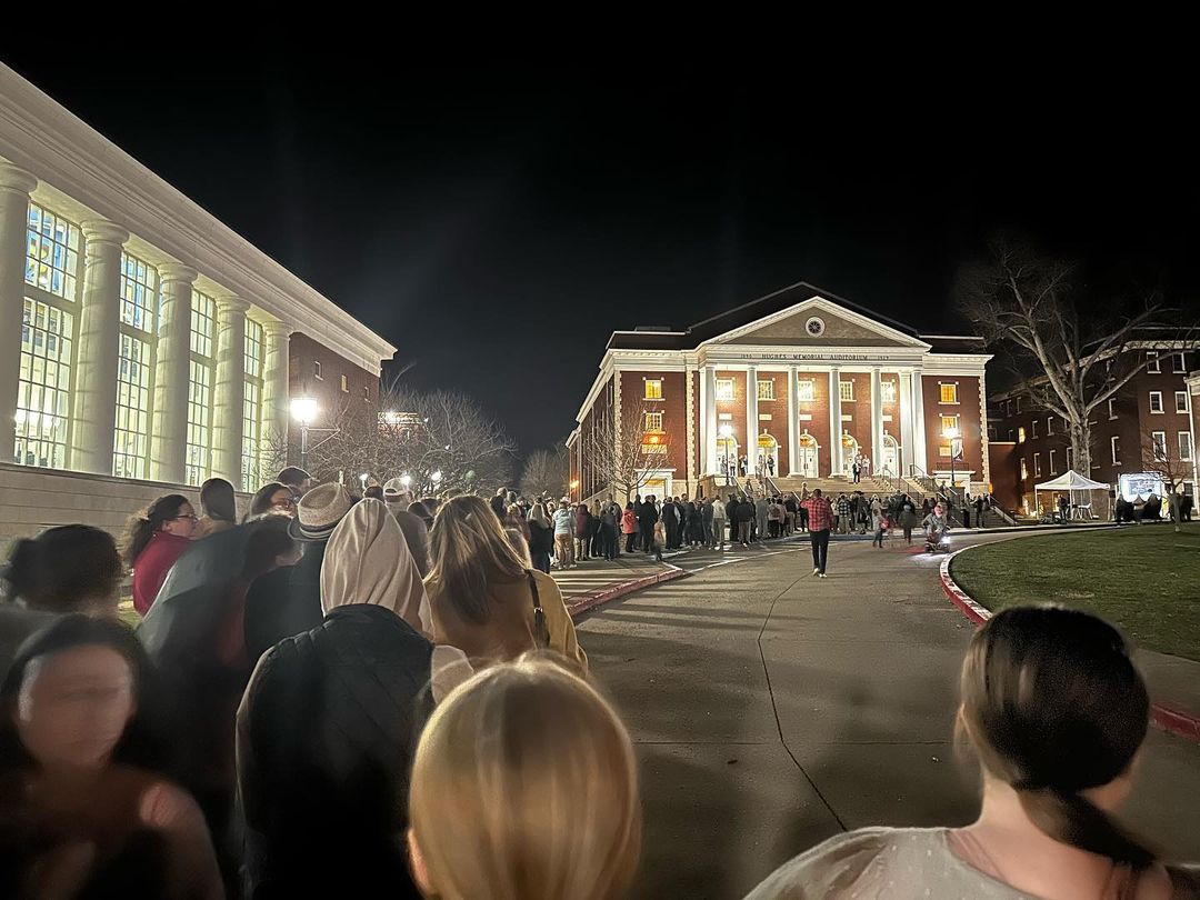 nicolasl_ac's tweet photo. Un servicio de adoración comenzó en una capilla de la Universidad de Asbury el 8 de febrero y jamás terminó. 

Una semana, las 24hs
Más de 300 horas
Sin grandes músicos
Sin grandilocuentes predicadores 
Esto se ha comenzado ha expandir a otras universidades https://t.co/CaRQAOkdxE