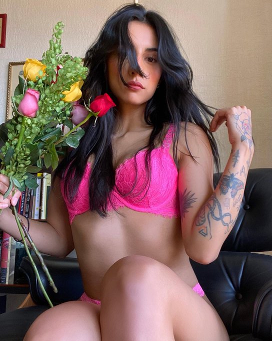 Ayer me compr&eacute; flores a mi misma porque no tengo qui&eacute;n me regale💐 https://t.co/yUHtDgSAMH<a href="/tag/mentalidaddetiburon"class="tags"><span>#mentalidaddetiburon</span></a>