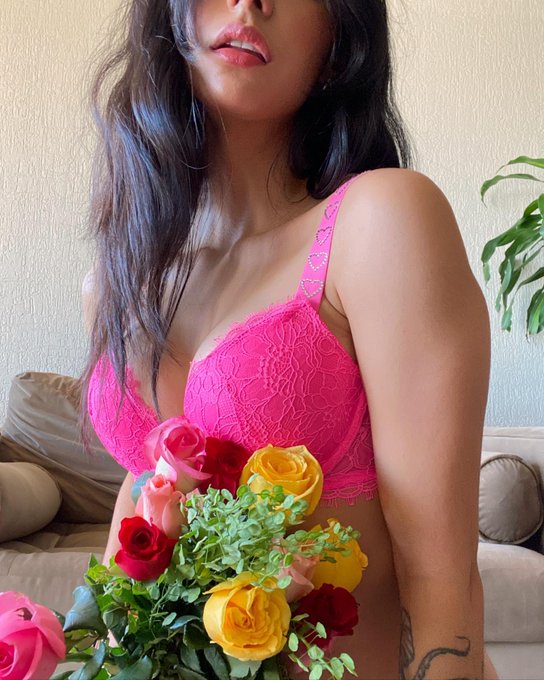 Ayer me compr&eacute; flores a mi misma porque no tengo qui&eacute;n me regale💐 https://t.co/yUHtDgSAMH<a href="/tag/mentalidaddetiburon"class="tags"><span>#mentalidaddetiburon</span></a>