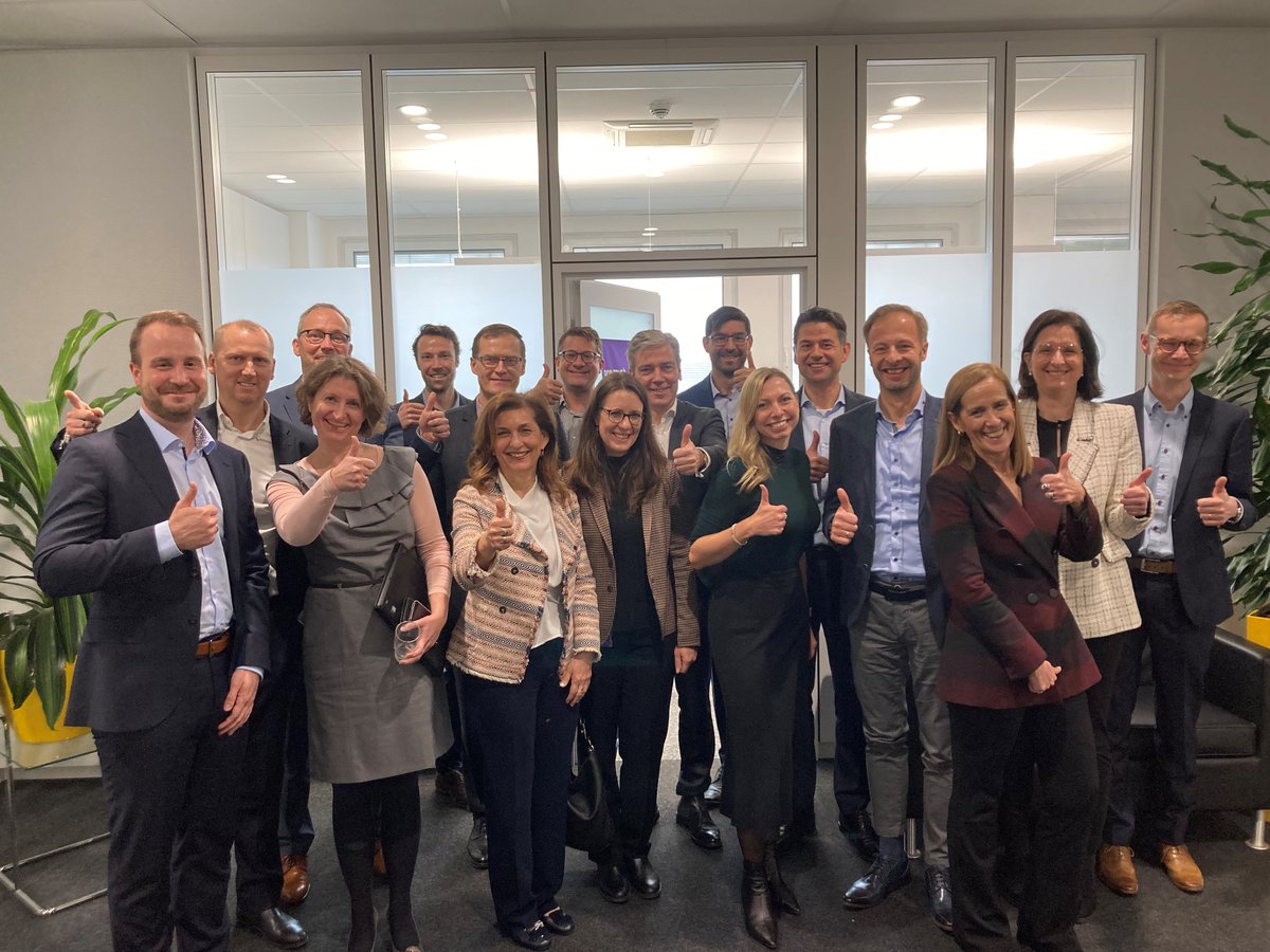 Marietajurgal's tweet photo. When work travelling, coming back with lots of tasks is a good signal. These two days in #Germany putting the beam lights on the projects and goals for @merckgroup made me fill my to-do notebook.  #FromEuropeToGlobal

Thank you, team! 🙌 https://t.co/CLrsdXOmUW