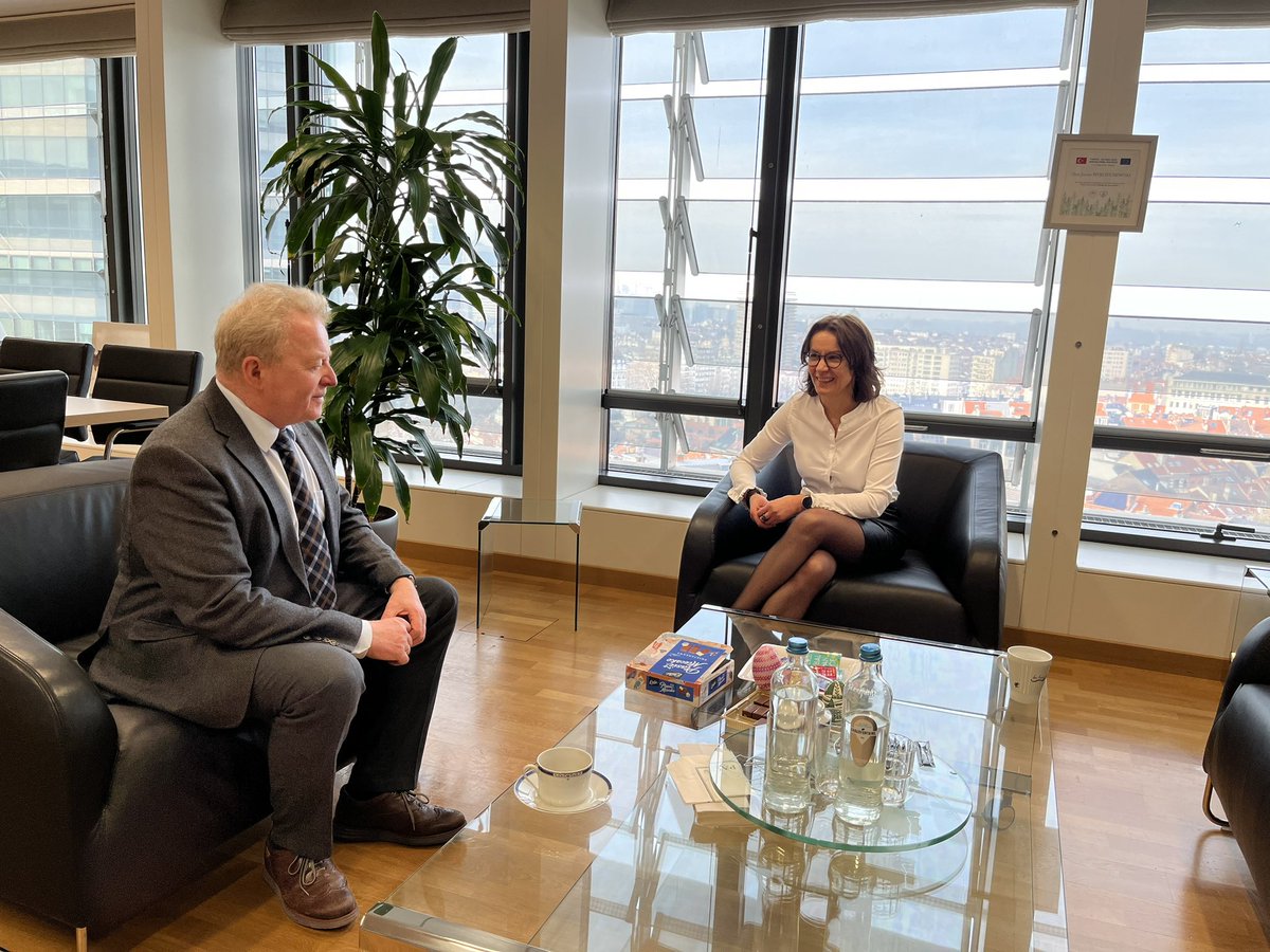 Bardzo dobre spotkanie z Komisarzem Ds Rolnictwa <a href="/jwojc/">Janusz Wojciechowski</a> na temat aktualnej sytuacji na unijnym i polskim rynku mleka i zbóż <a href="/COPACOGECA/">COPA-COGECA</a> 
Roli europejskich spółdzielni w tym trudnym okresie 
Dziękuje P. Komisarzu za inspiracje i cenne uwagi.